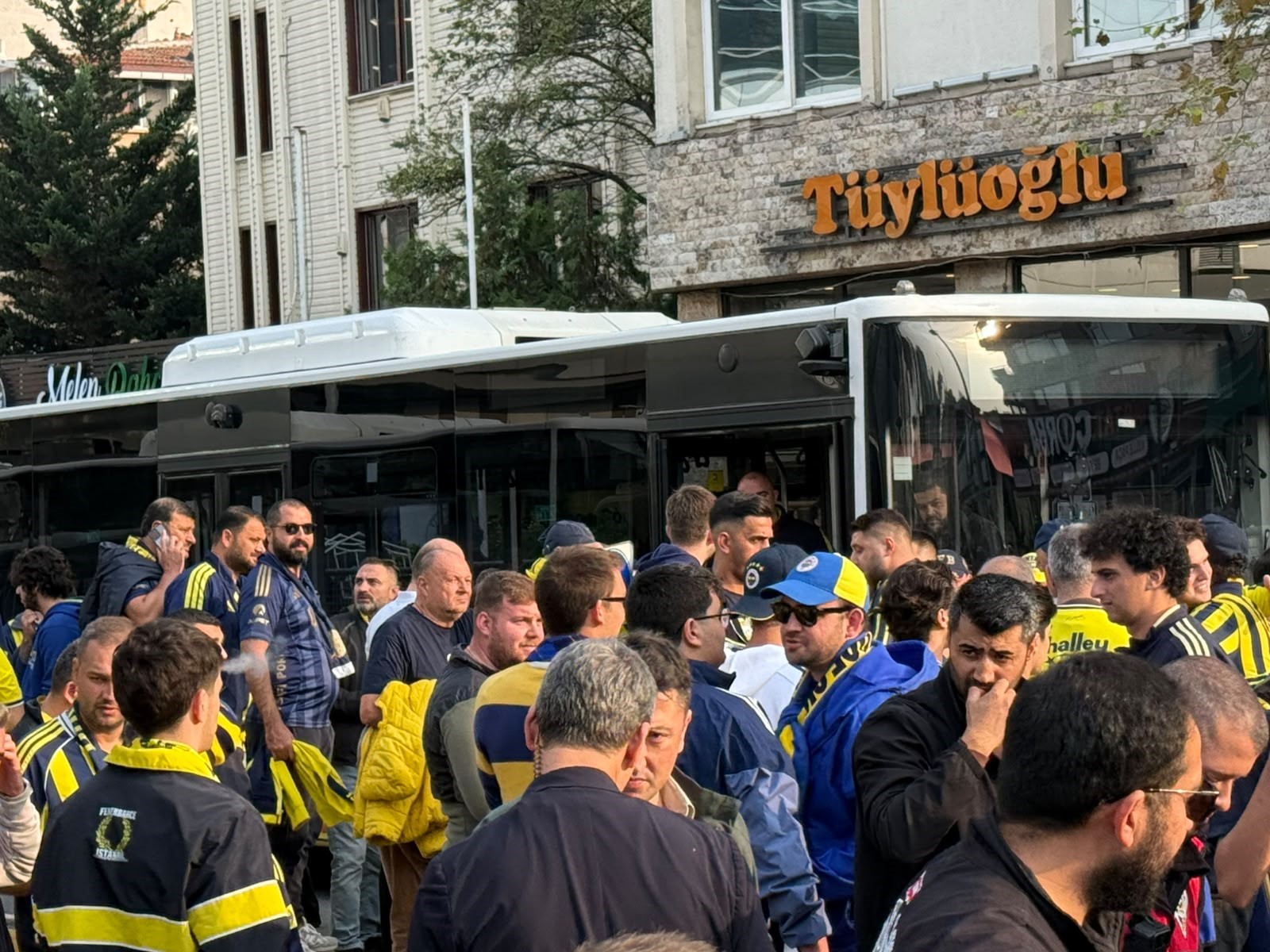 Fenerbahçe taraftarı derbi için Rams Park’a yola çıktı