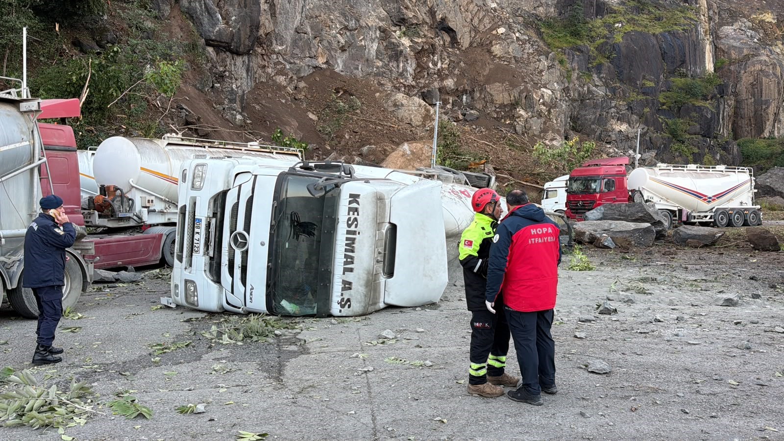 Hopa’da heyelan: Kaya parçaları araçların üzerine düştü