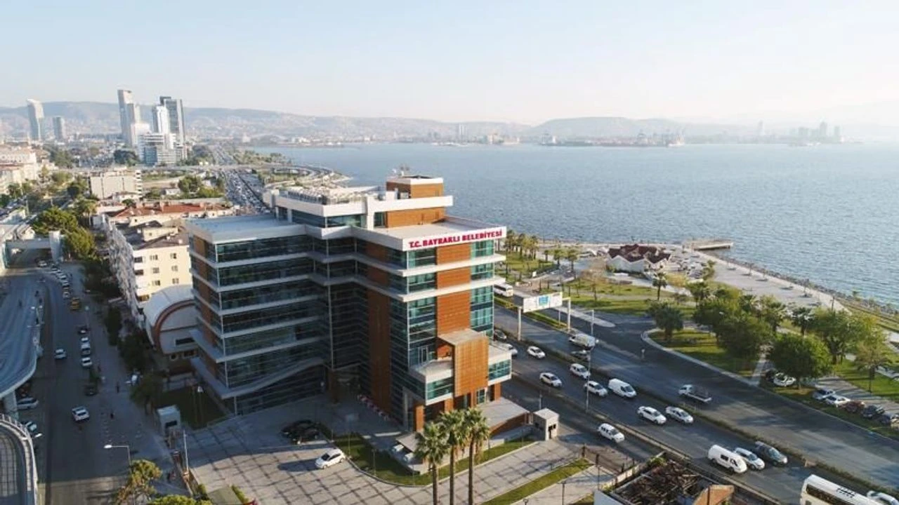 Bayraklı Belediyesi'ne operasyon: 45 şüpheli gözaltında