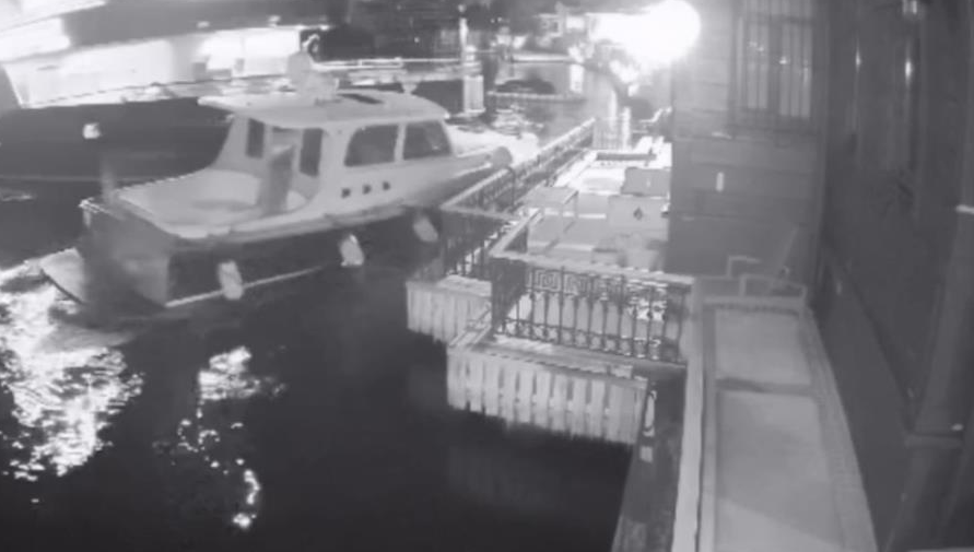 Yolcu vapuru tarihi yalıya çarptı: Derin Mermerci görüntüleri paylaştı