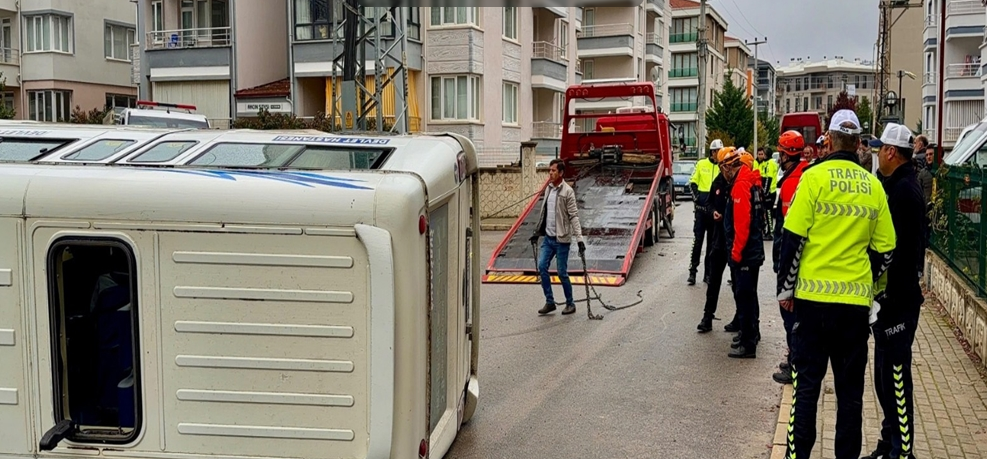 Afyonkarahisar’da minibüsler çarpıştı: 16 yaralı