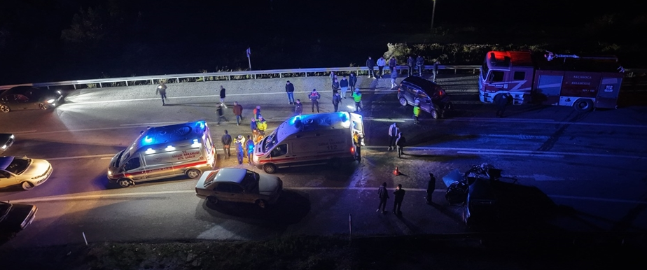 Akçakoca’da iki araç kafa kafaya çarpıştı: 5 yaralı