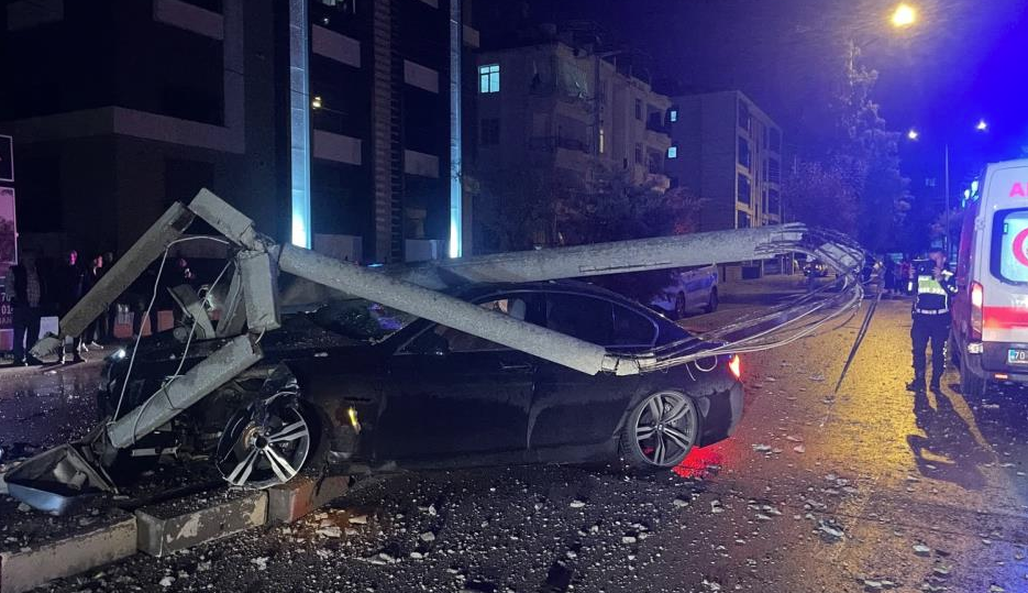 Karaman’da otomobil aydınlatma direğini devirdi: 2 yaralı