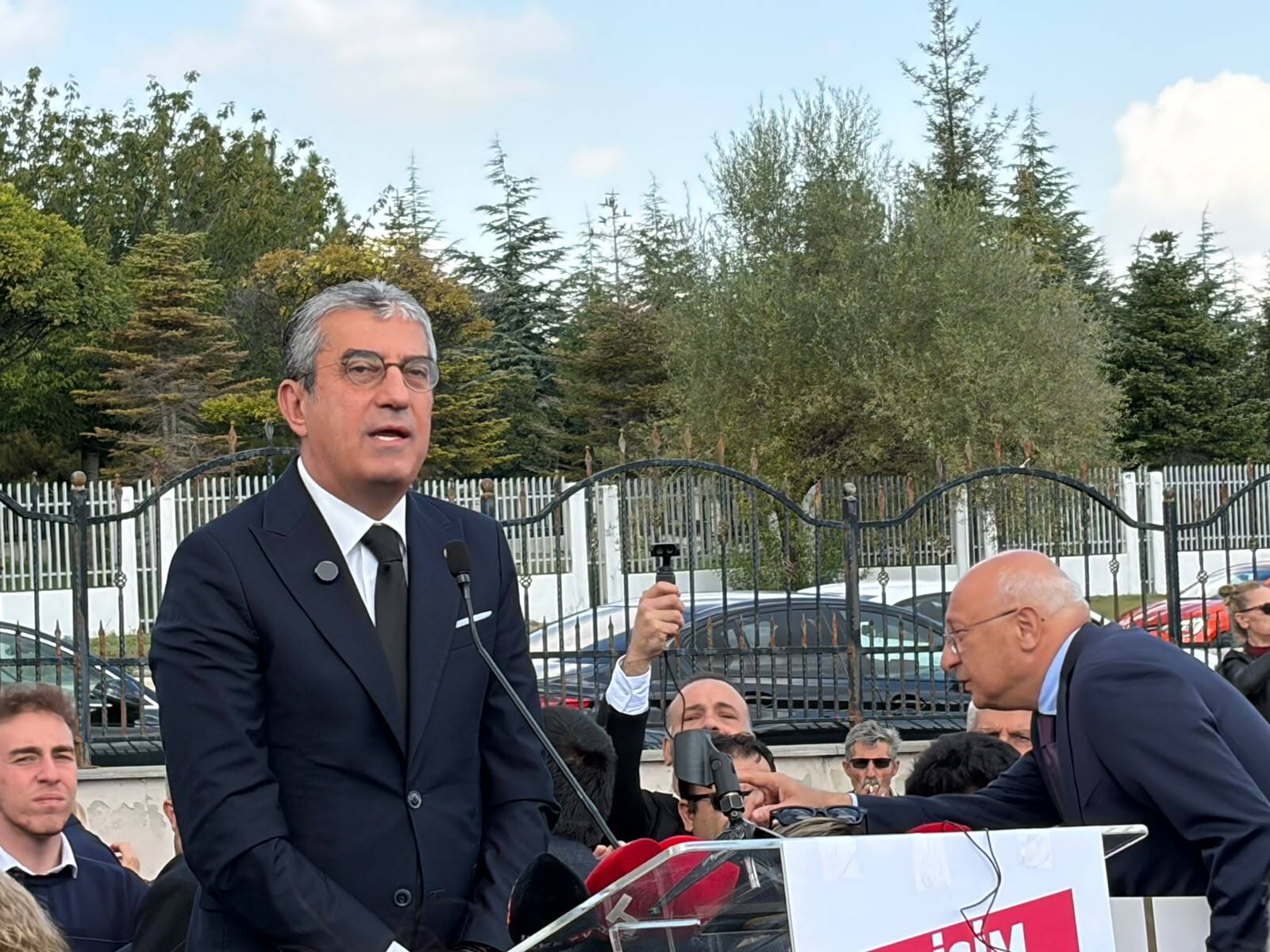 Yeni Parti'den AYM önünde erişim engeli açıklaması