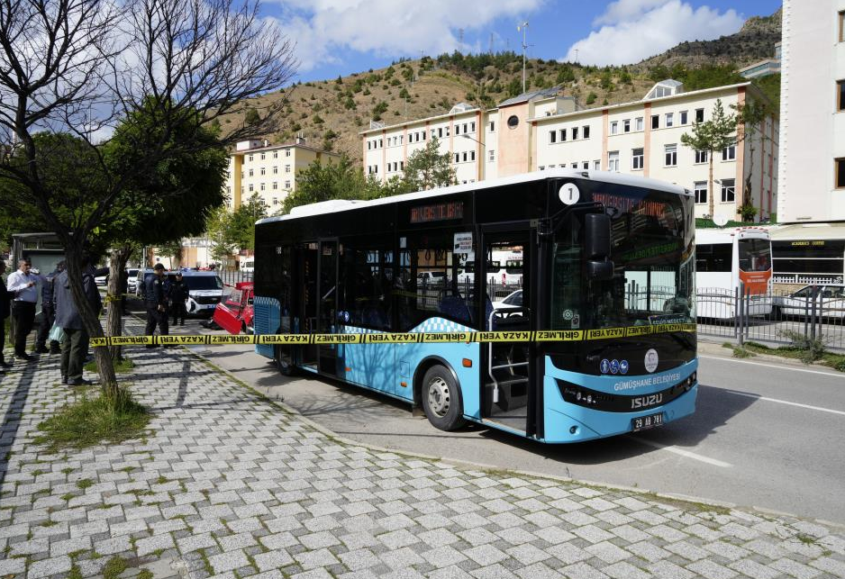 Gümüşhane’de otomobil durakta bekleyen otobüse çarptı: 2 yaralı