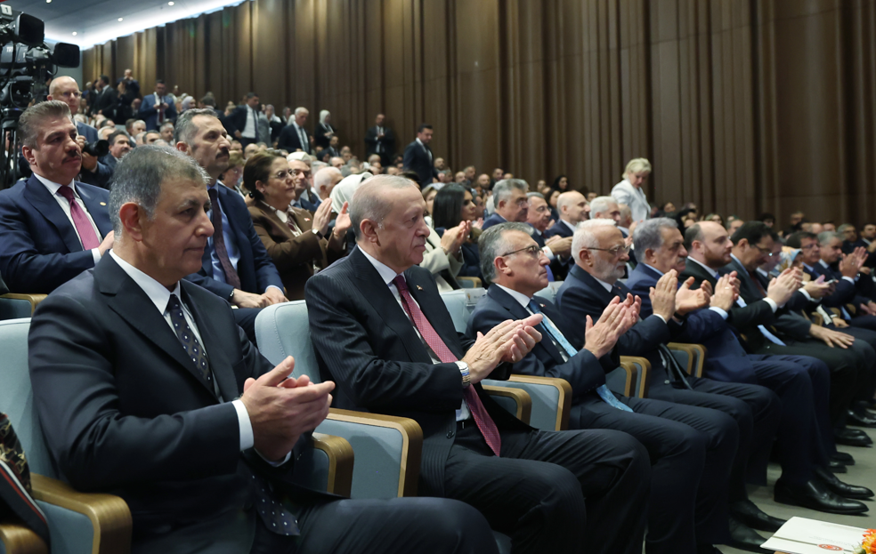Erdoğan, Cemil Tugay'ın AK Parti rozetini taktı