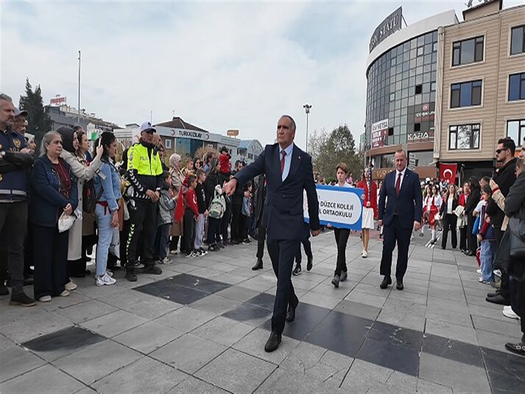 Düzce’de öğretmenin Cumhuriyet Bayramı yürüyüşü alkış aldı