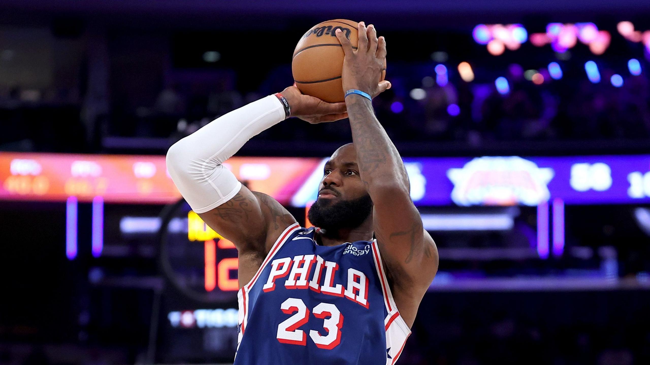 NBA'de sezon başladı, LeBron James 12 sayı attı