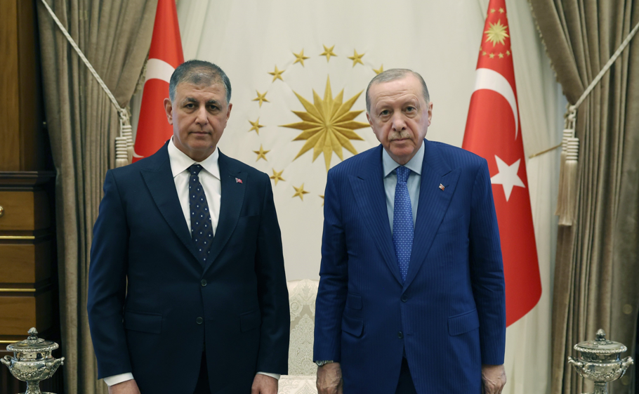 Cemil Tugay AK Parti Genel Merkezi'nde: "İzmir'i çok seviyorum"