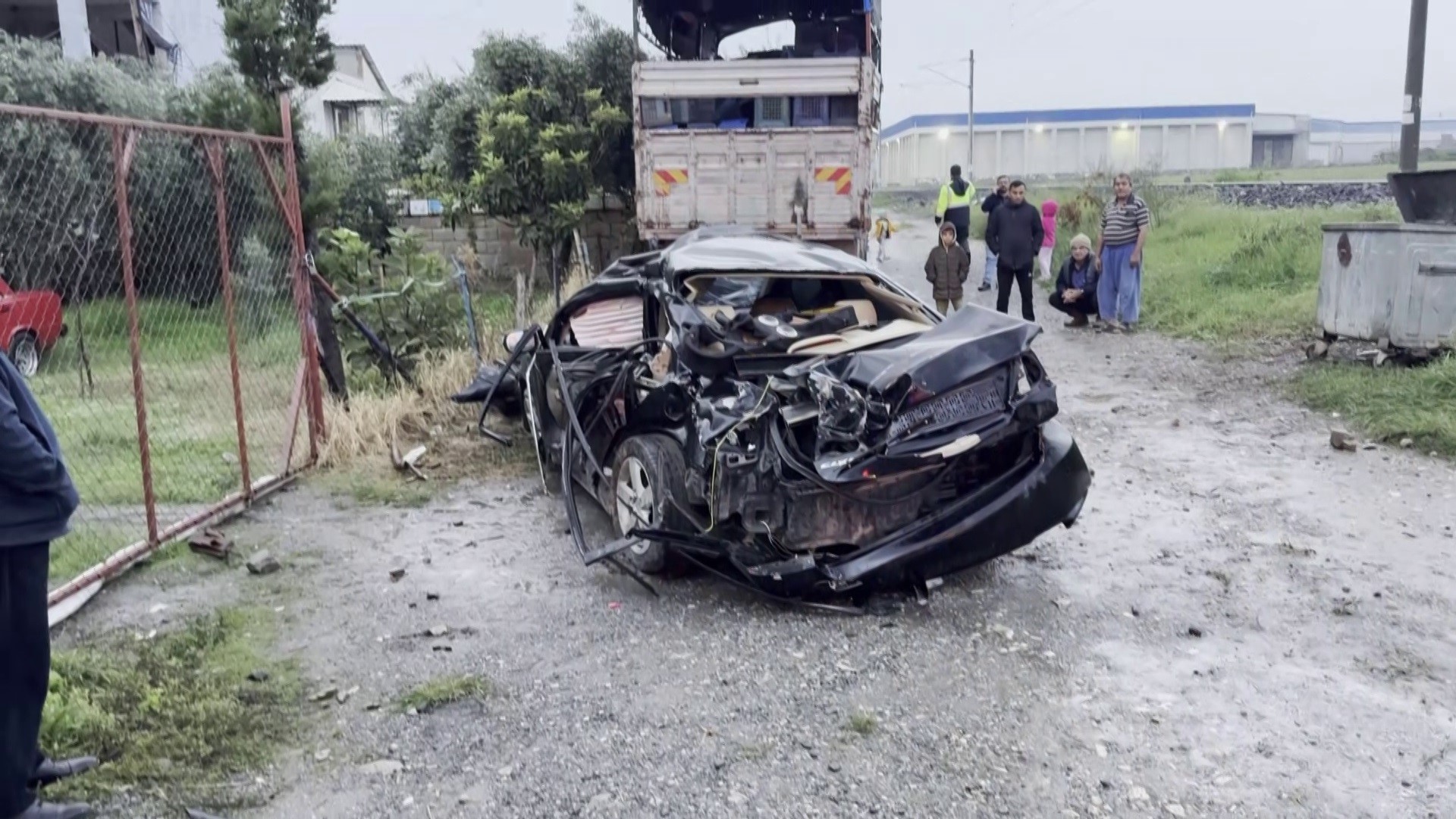 Hatay’da trenin çarptığı otomobilde anne hayatını kaybetti