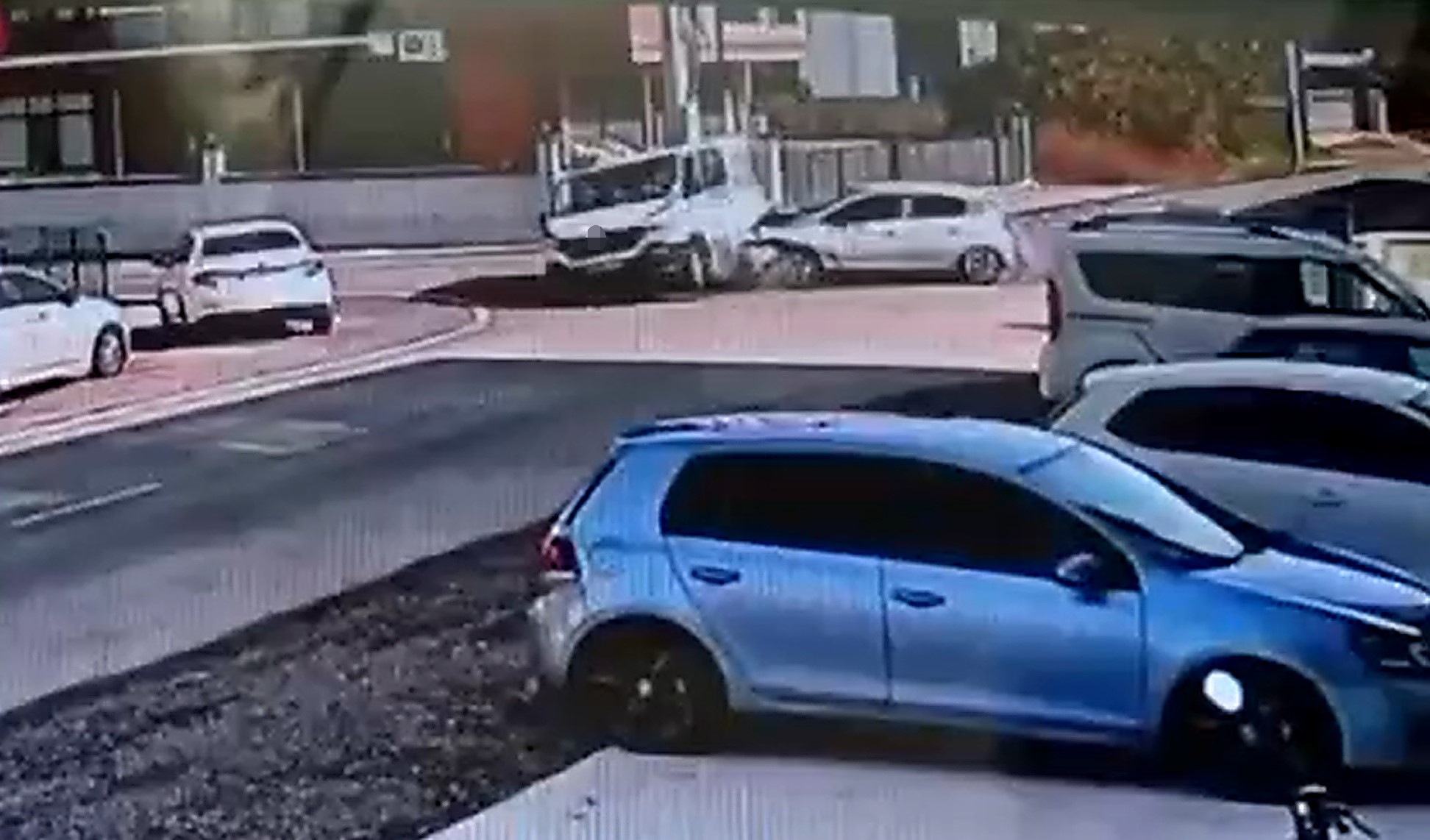 Düzce’de minibüs park halindeki otomobilin üzerine çıktı