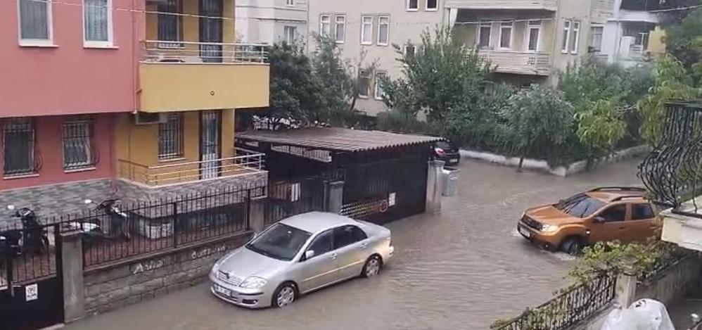 Fethiye’de sağanak yağış hayatı olumsuz etkiledi