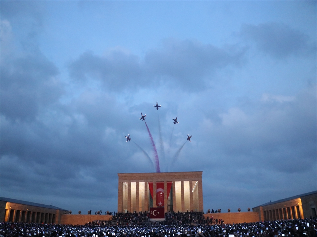 Türk Yıldızları’ndan Anıtkabir üzerinde saygı uçuşu