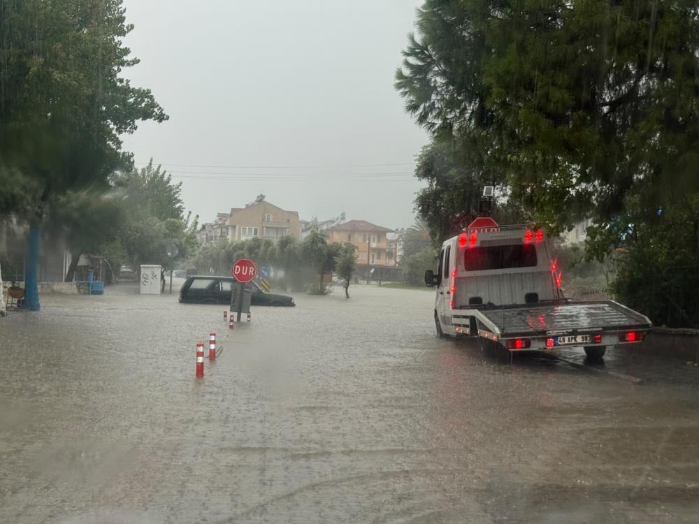 Fethiye'de sağanak yolları göle çevirdi