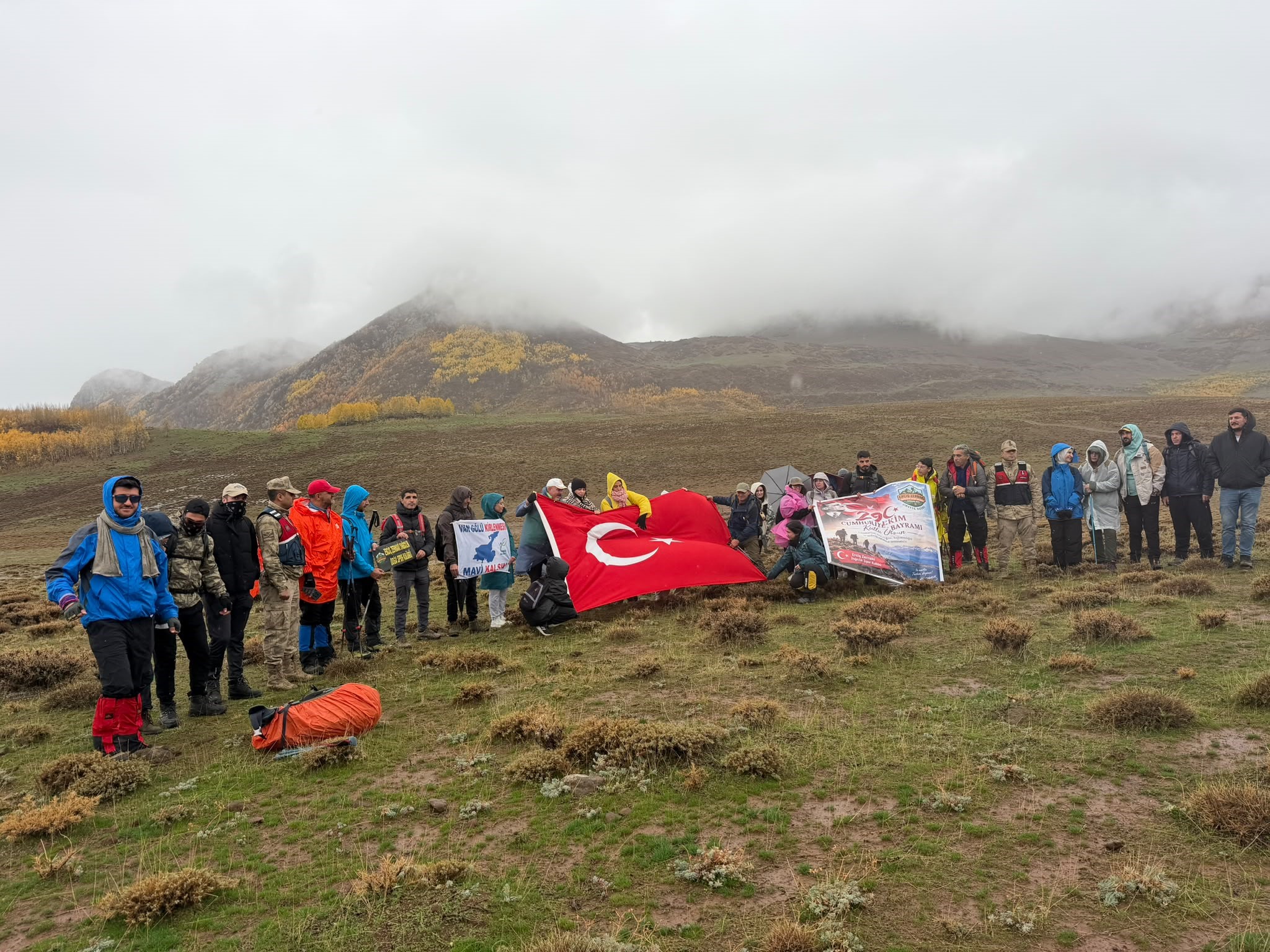Atatürk Dağı zirvesinde Cumhuriyet coşkusu