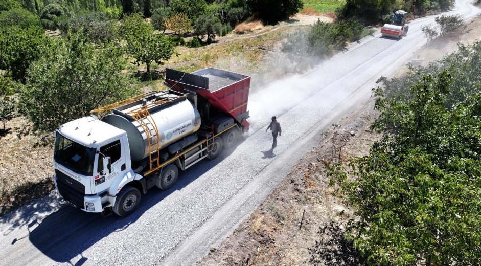 Manisa’da 1999’da açılan yol 27 yıl sonra asfaltlandı