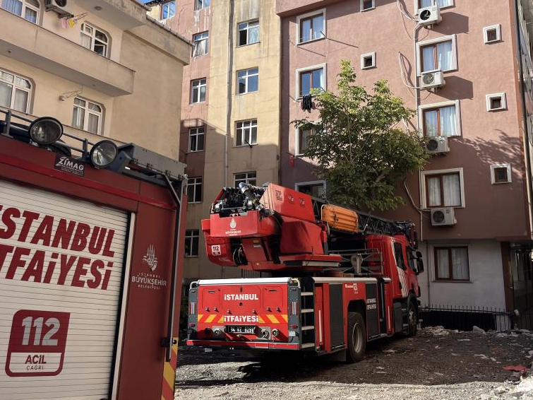 Bahçelievler'de kentsel dönüşüm için boşaltılan binanın çatısı yandı