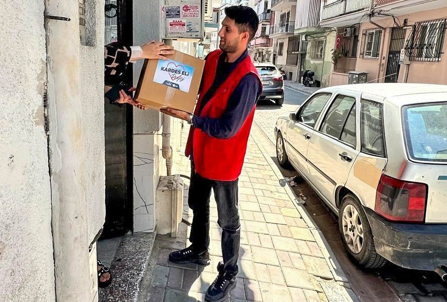 Efeler'de ihtiyaç sahibi ailelere gıda desteği
