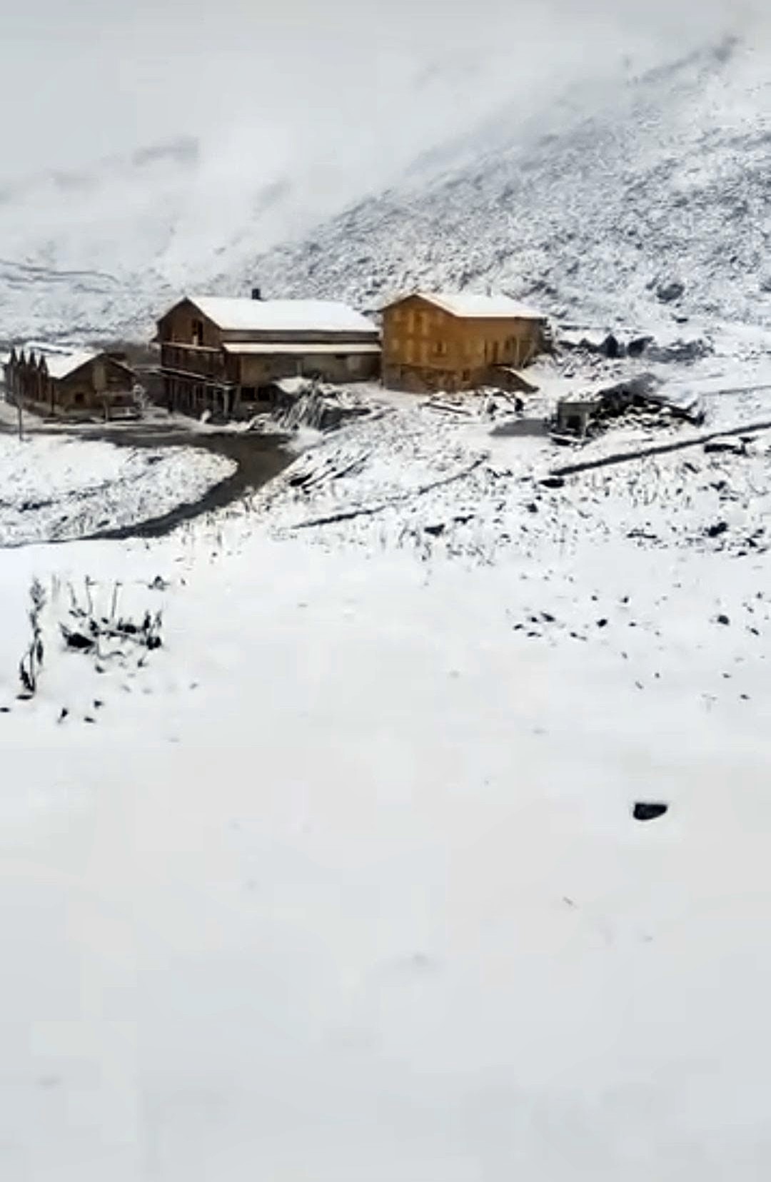 Rize’de eylül ayında kar sürprizi: Tahpur Yaylası beyaza büründü