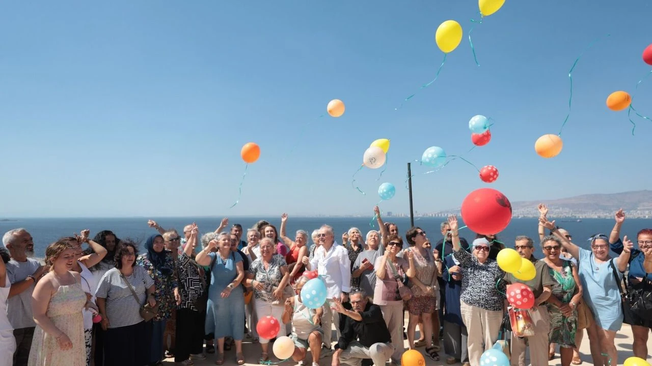 Konak’ta Dünya Barış Günü’nde gökyüzüne rengarenk balonlar salındı