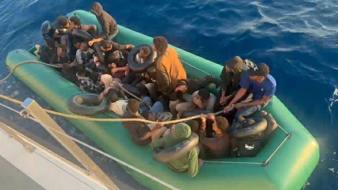 Seferihisar açıklarında 30 göçmen kurtarıldı