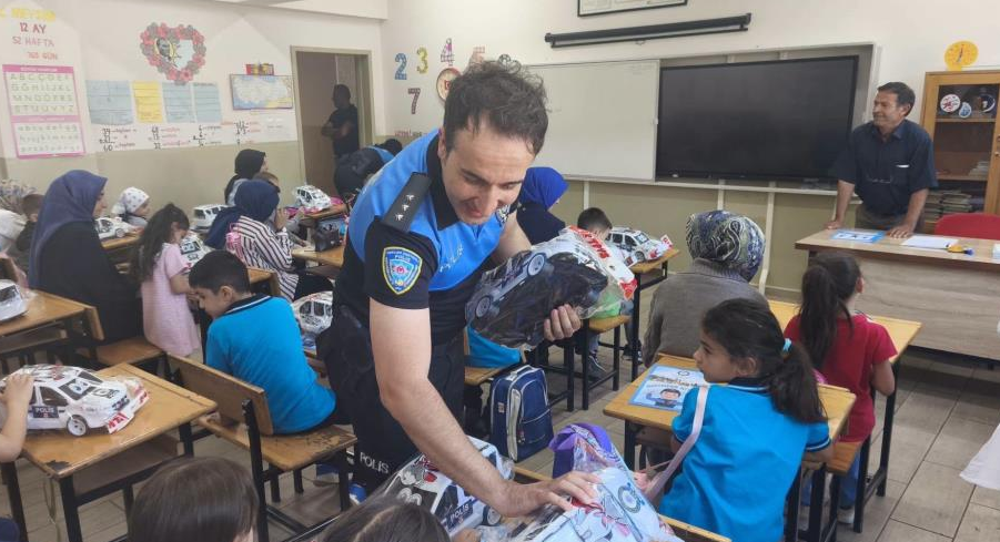 Erzincan’da polislerden öğrencilere yeni eğitim yılı sürprizi
