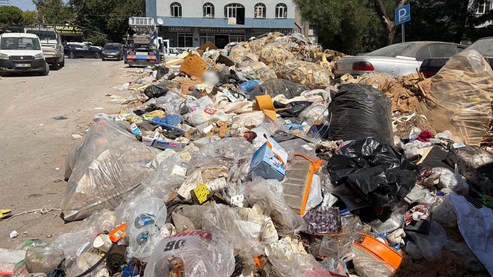 Buca’da çöp ve moloz tepkisi: “İzmir’e yakışmıyor”