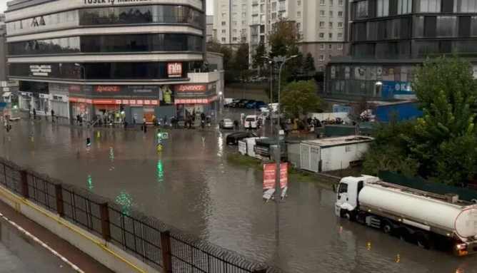 İstanbul’daki sel felaketinde 3 kişi hayatını kaybetti, 5 kişi aranıyor